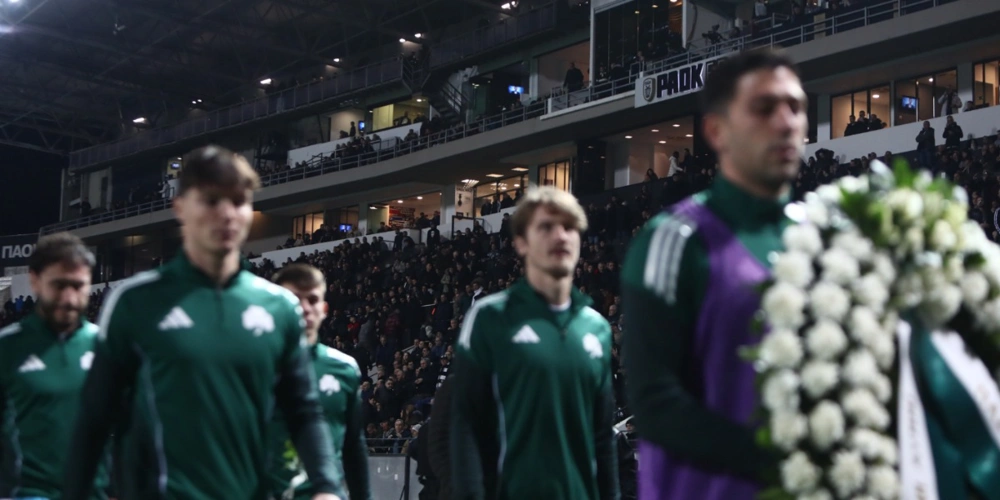 Οι παίκτες του Παναθηναϊκού καταθέτουν στεφάνι στην Τούμπα. 