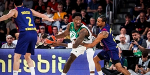 HAYES-DAVIS-PANATHINAIKOS.jpg