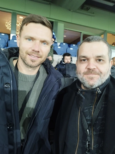 Ο Μάρκους Μπεργκ με τον Λάμπρο Γκαραγκάνη στο γήπεδο της Μάλμε. Ο Μάρκους Μπεργκ με τον Λάμπρο Γκαραγκάνη στο γήπεδο της Μάλμε.