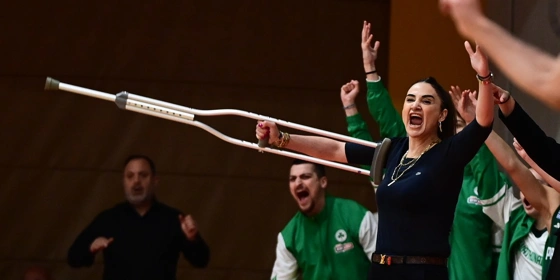 Παναθηναϊκός: Έκλεψε την παράσταση η Ερντέμ - Στάθηκε όρθια σε όλο το ντέρμπι χρησιμοποιώντας μία πατερίτσα!