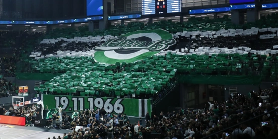 Το εκπληκτικό κορεό των  «αιώνια πιστών» για τα γενέθλια της Θύρας 13 (vid)