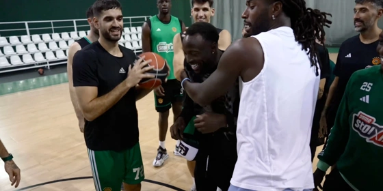 Παναθηναϊκός: Έκπληξη με τούρτα στον Γκραντ για τα γενέθλιά του (vid)