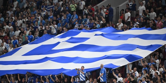 Προκριματικά Μουντιάλ: Η Δανία πήγε στην UEFA για τα λέιζερ που χρησιμοποιούν οι Έλληνες φίλαθλοι!