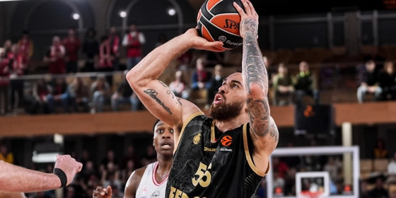 «Πονάς επειδή έχασες»: Η απάντηση του Μάικ Τζέιμς σε οπαδό του Ολυμπιακού