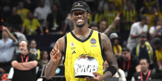 Χέιζ Ντέιβις: Σε πρώτο πλάνο ο Αμερικανός και γενικές ματιές σε NBA