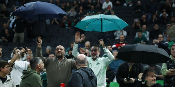 ΕΠΟΣ στο ΟΑΚΑ: Ομπρέλες από τους οπαδούς του Παναθηναϊκού! (pics)