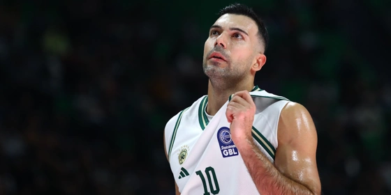 Υπέροχη κίνηση του Σλούκα: Χάρισε τη φανέλα του σε φίλο της Μυκόνου με προβλήματα όρασης (pic)