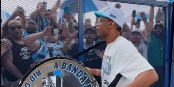 Ο Τετέ αποθεώθηκε από τους οπαδούς της Γκρέμιο και πήρε... τύμπανο! (vid)