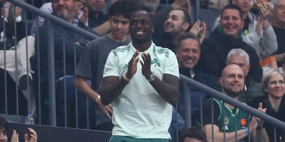 Στα αποδυτήρια ο Τεττέη - Φωτογραφήθηκε με τον Ναν!