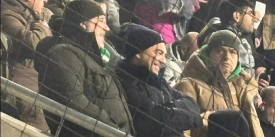 Παρακολούθησε το Φερεντσβάρος - Παναθηναϊκός ο Τσίπρας! (pic)