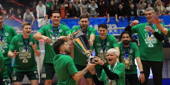 Τεράστιος Πρωτοψάλτης - Φώναξε τον Αγραπιδάκη για να σηκώσουν μαζί το Κύπελλο (vid)