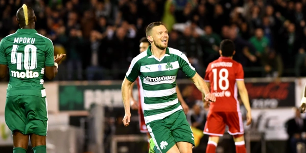 Ο Μπεργκ πανηγυρίζει γκολ που πέτυχε κόντρα στον Ολυμπιακό.