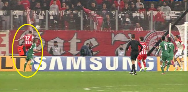 Το επιθετικό φάουλ που «αγνόησε» ο Σιδηρόπουλος για να δώσει πέναλτι στον Ολυμπιακό