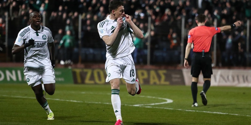 Ο Σωτήρης Κοντούρης πανηγυρίζει το γκολ που πέτυχε στη Λιβαδειά. 