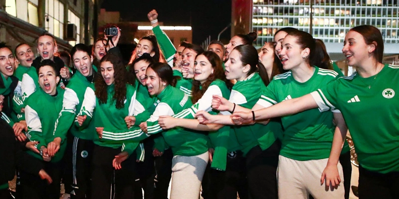 Υποδοχή της ομάδας βόλεϊ γυναικών του Παναθηναϊκού στη Λεωφόρο. Υποδοχή της ομάδας βόλεϊ γυναικών του Παναθηναϊκού στη Λεωφόρο.