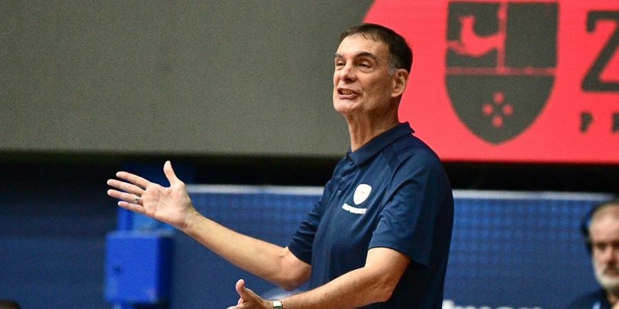 Ο Γιώργος Μπαρτζώκας στον πάγκο του Ολυμπιακού
