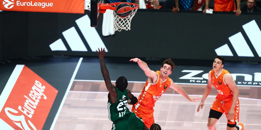 Ο Κέντρικ Ναν στην διάρκεια του Game 4 με την Βαλένθια
