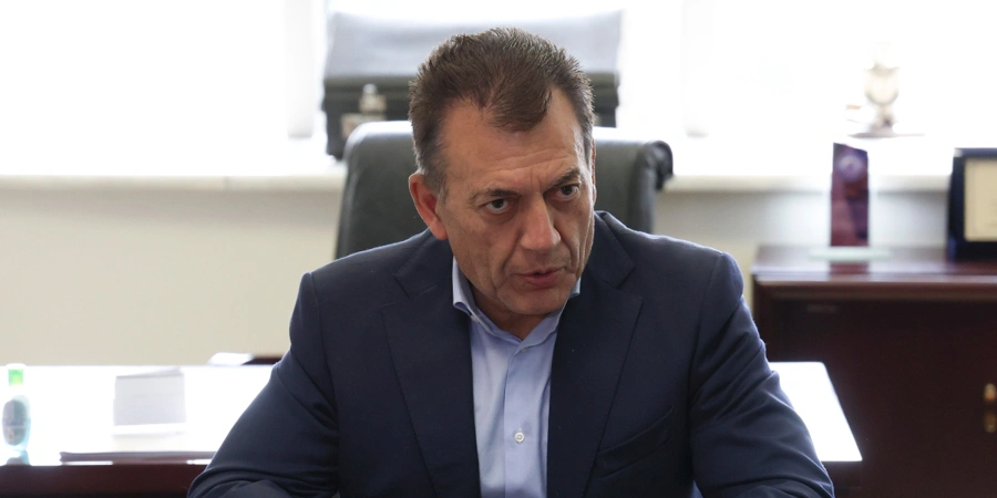 vroutsis.jpg Ο Γιάννης Βρούτσης στο γραφείο του