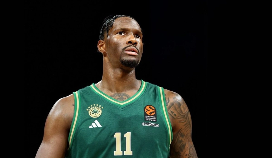 Ο Νάιτζελ Χέιζ - Ντέιβις με την φανέλα του Παναθηναϊκού